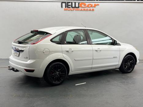FORD Focus Hatch 2.0 16V 4P GHIA AUTOM�TICO, Foto 2