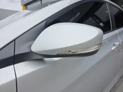 HYUNDAI Elantra 1.8 16V 4P, Foto 9