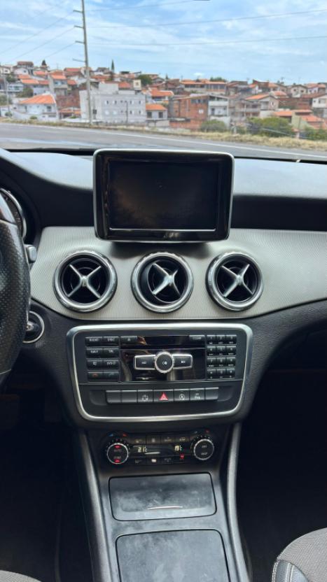 MERCEDES-BENZ GLA 200 1.6 16V 4P CGI VISION TURBO AUTOM�TICO, Foto 9