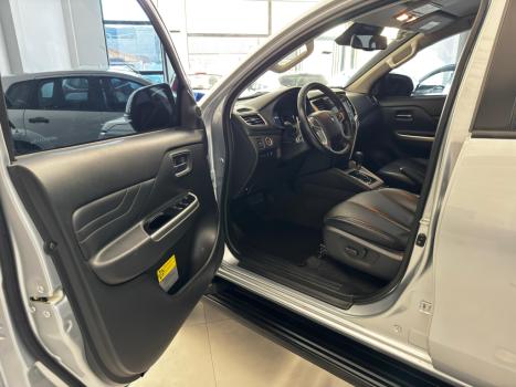 MITSUBISHI L 200 Triton 2.4 16V SPORT HPE-S 4X4 CABINE DUPLA TURBO DIESEL AUTOMÁTICO, Foto 7 MITSUBISHI L 200 Triton 2.4 16V SPORT HPE-S 4X4 CABINE DUPLA TURBO DIESEL AUTOMÁTICO, Foto 7