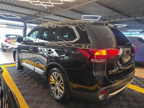 MITSUBISHI Outlander 3.0 V6 24V 4P GT 4X4 AUTOM�TICO, Foto 4