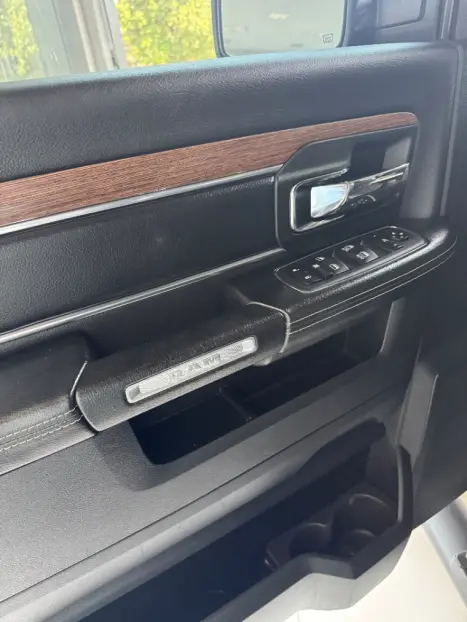 RAM Classic 5.7 V8 32V 4P HEMI LARAMIE AUTOMTICO, Foto 14