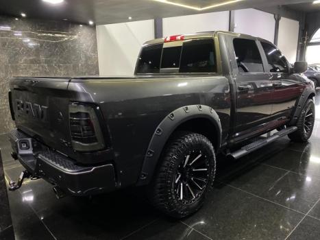 RAM Classic 5.7 V8 32V 4P HEMI LARAMIE NIGHT EDITION AUTOMTICO, Foto 4