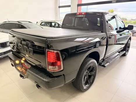 RAM Classic 5.7 V8 32V 4P HEMI LARAMIE NIGHT EDITION AUTOMÁTICO, Foto 2