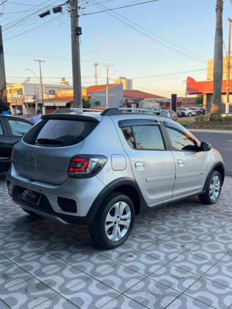RENAULT Stepway 1.6 16V 4P FLEX INTENSE X-TONIC AUTOM�TICO CVT, Foto 3