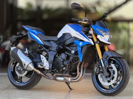 SUZUKI GSR 750 , Foto 1