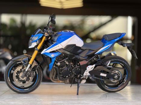 SUZUKI GSR 750 , Foto 2