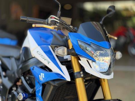 SUZUKI GSR 750 , Foto 4