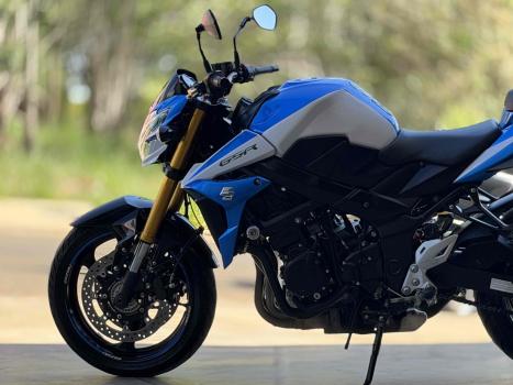 SUZUKI GSR 750 , Foto 5