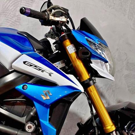 SUZUKI GSR 750 , Foto 1