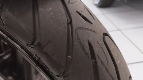 SUZUKI GSR 750 , Foto 1