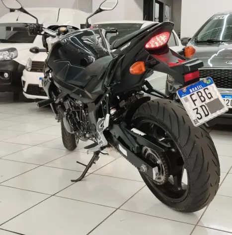 SUZUKI GSR 750 , Foto 4