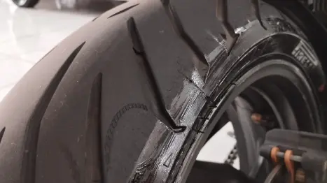 SUZUKI GSR 750 , Foto 6