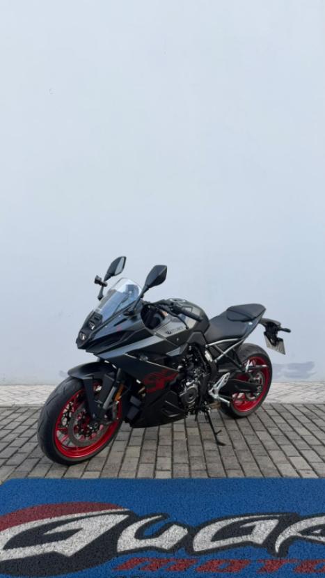 SUZUKI GSX-8R , Foto 4
