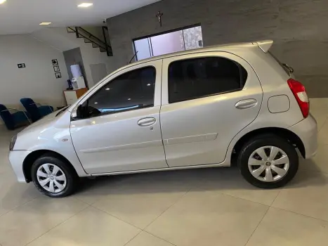 TOYOTA Etios Hatch 1.3 16V 4P FLEX X AUTOM�TICO, Foto 3