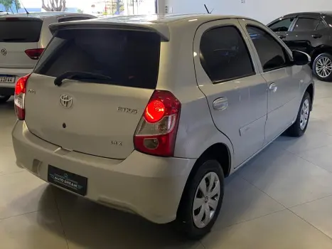 TOYOTA Etios Hatch 1.3 16V 4P FLEX X AUTOM�TICO, Foto 4