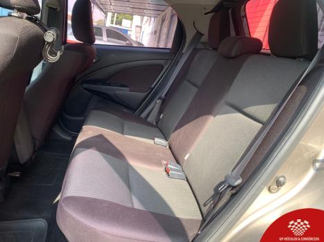 TOYOTA Etios Hatch 1.3 16V 4P FLEX X AUTOM�TICO, Foto 9