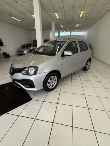 TOYOTA Etios Hatch 1.3 16V 4P FLEX, Foto 2