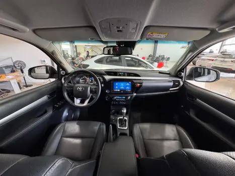 TOYOTA Hilux Caminhonete 2.8 16V SRX PLUS 4X4 TURBO DIESEL CABINE DUPLA AUTOMTICO, Foto 10