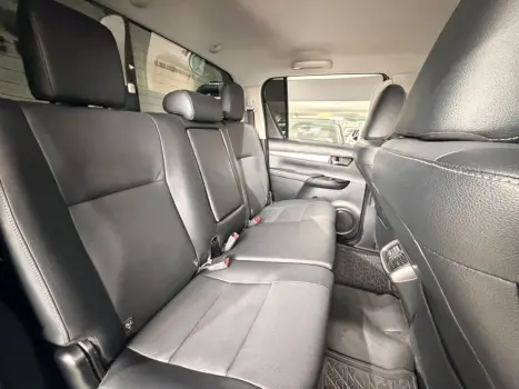 TOYOTA Hilux Caminhonete 2.8 16V SRV 4X4 DIESEL CABINE DUPLA AUTOMÁTICO, Foto 15