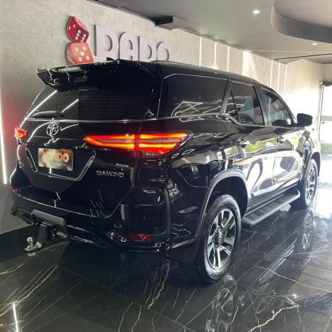 TOYOTA Hilux SW4 2.8 4P SRX 4X4 DIAMOND 7 LUGARES TURBO DIESEL AUTOMTICO, Foto 4