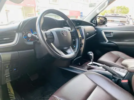 TOYOTA Hilux SW4 2.8 16V 4P SRX 4X4 7 LUGARES TURBO DIESEL AUTOMTICO, Foto 13
