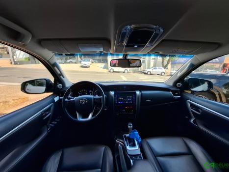 TOYOTA Hilux SW4 2.8 4P SRX 4X4 TURBO DIESEL AUTOMÁTICO, Foto 3 TOYOTA Hilux SW4 2.8 4P SRX 4X4 TURBO DIESEL AUTOMÁTICO, Foto 3