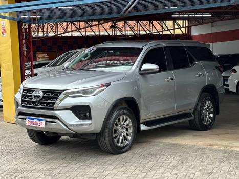 TOYOTA Hilux SW4 2.8 16V 4P SRX 4X4 7 LUGARES TURBO DIESEL AUTOMÁTICO, Foto 3 TOYOTA Hilux SW4 2.8 16V 4P SRX 4X4 7 LUGARES TURBO DIESEL AUTOMÁTICO, Foto 3