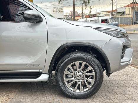 TOYOTA Hilux SW4 2.8 16V 4P SRX 4X4 7 LUGARES TURBO DIESEL AUTOMÁTICO, Foto 4 TOYOTA Hilux SW4 2.8 16V 4P SRX 4X4 7 LUGARES TURBO DIESEL AUTOMÁTICO, Foto 4