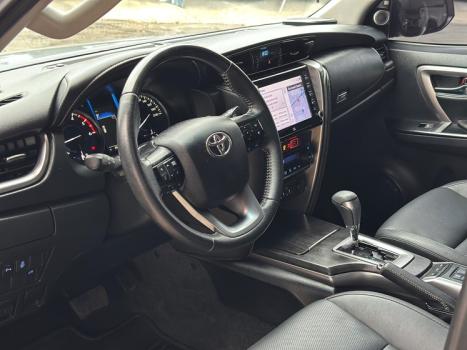 TOYOTA Hilux SW4 2.8 16V 4P SRX 4X4 7 LUGARES TURBO DIESEL AUTOMÁTICO, Foto 9 TOYOTA Hilux SW4 2.8 16V 4P SRX 4X4 7 LUGARES TURBO DIESEL AUTOMÁTICO, Foto 9