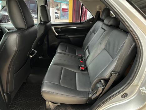 TOYOTA Hilux SW4 2.8 16V 4P SRX 4X4 7 LUGARES TURBO DIESEL AUTOMÁTICO, Foto 14 TOYOTA Hilux SW4 2.8 16V 4P SRX 4X4 7 LUGARES TURBO DIESEL AUTOMÁTICO, Foto 14