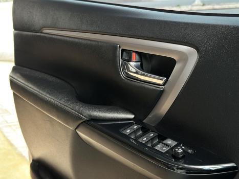 TOYOTA Hilux SW4 2.8 16V 4P SRX 4X4 7 LUGARES TURBO DIESEL AUTOMÁTICO, Foto 16 TOYOTA Hilux SW4 2.8 16V 4P SRX 4X4 7 LUGARES TURBO DIESEL AUTOMÁTICO, Foto 16