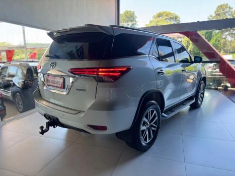 TOYOTA Hilux SW4 2.8 4P SRX 4X4 TURBO DIESEL AUTOMTICO, Foto 6