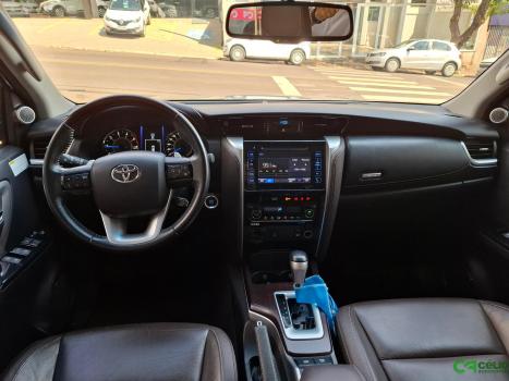 TOYOTA Hilux SW4 2.8 4P SRX 4X4 TURBO DIESEL AUTOMTICO, Foto 4