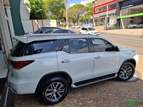 TOYOTA Hilux SW4 2.8 4P SRX 4X4 TURBO DIESEL AUTOMTICO, Foto 13