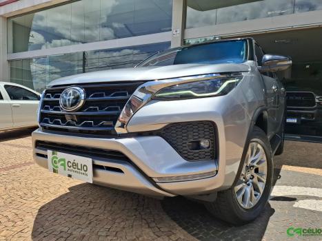 TOYOTA Hilux SW4 2.8 4P SRX 4X4 TURBO DIESEL AUTOMTICO, Foto 1