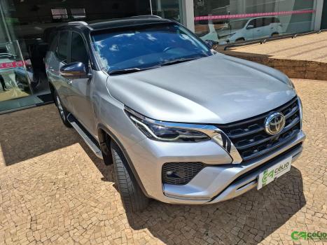 TOYOTA Hilux SW4 2.8 4P SRX 4X4 TURBO DIESEL AUTOMTICO, Foto 2