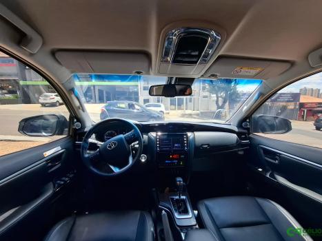 TOYOTA Hilux SW4 2.8 4P SRX 4X4 TURBO DIESEL AUTOMTICO, Foto 4