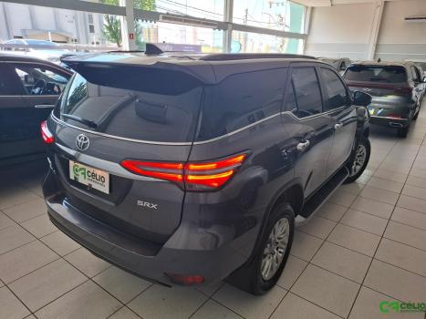 TOYOTA Hilux SW4 2.8 4P SRX 4X4 TURBO DIESEL AUTOMTICO, Foto 3