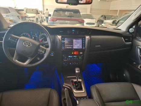 TOYOTA Hilux SW4 2.8 4P SRX 4X4 TURBO DIESEL AUTOMTICO, Foto 4