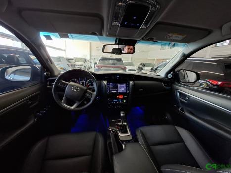 TOYOTA Hilux SW4 2.8 4P SRX 4X4 TURBO DIESEL AUTOMTICO, Foto 6