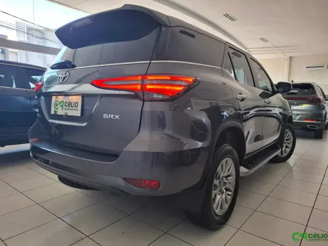 TOYOTA Hilux SW4 2.8 4P SRX 4X4 TURBO DIESEL AUTOMTICO, Foto 13