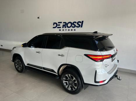 TOYOTA Hilux SW4 2.8 4P SRX 4X4 DIAMOND 7 LUGARES TURBO DIESEL AUTOMTICO, Foto 2