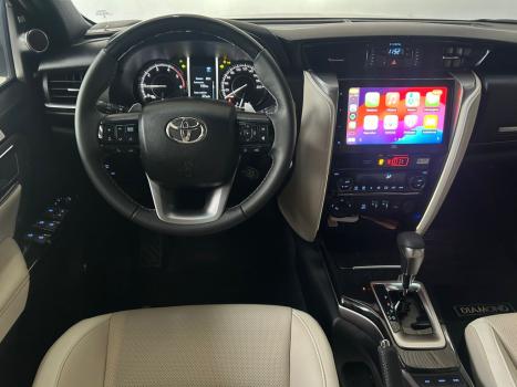 TOYOTA Hilux SW4 2.8 4P SRX 4X4 DIAMOND 7 LUGARES TURBO DIESEL AUTOMTICO, Foto 6