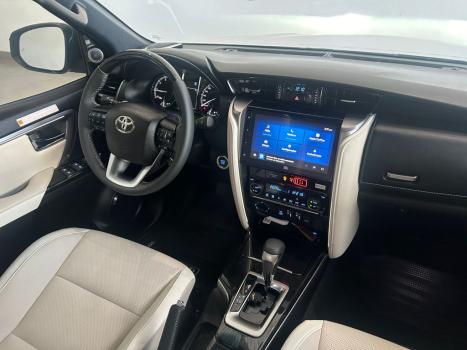 TOYOTA Hilux SW4 2.8 4P SRX 4X4 DIAMOND 7 LUGARES TURBO DIESEL AUTOMTICO, Foto 10