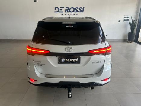 TOYOTA Hilux SW4 2.8 4P SRX 4X4 DIAMOND 7 LUGARES TURBO DIESEL AUTOMTICO, Foto 15