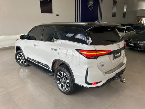 TOYOTA Hilux SW4 2.8 4P SRX 4X4 DIAMOND 7 LUGARES TURBO DIESEL AUTOMTICO, Foto 16