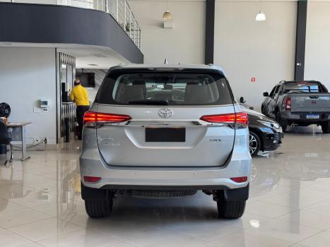 TOYOTA Hilux SW4 2.8 4P SRX 4X4 TURBO DIESEL AUTOMTICO, Foto 4