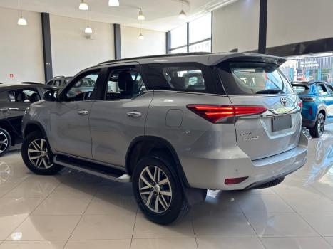 TOYOTA Hilux SW4 2.8 4P SRX 4X4 TURBO DIESEL AUTOMTICO, Foto 5