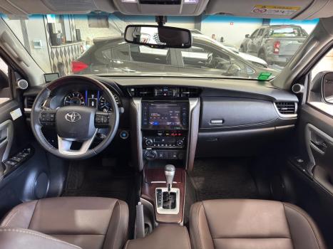 TOYOTA Hilux SW4 2.8 4P SRX 4X4 TURBO DIESEL AUTOMTICO, Foto 8